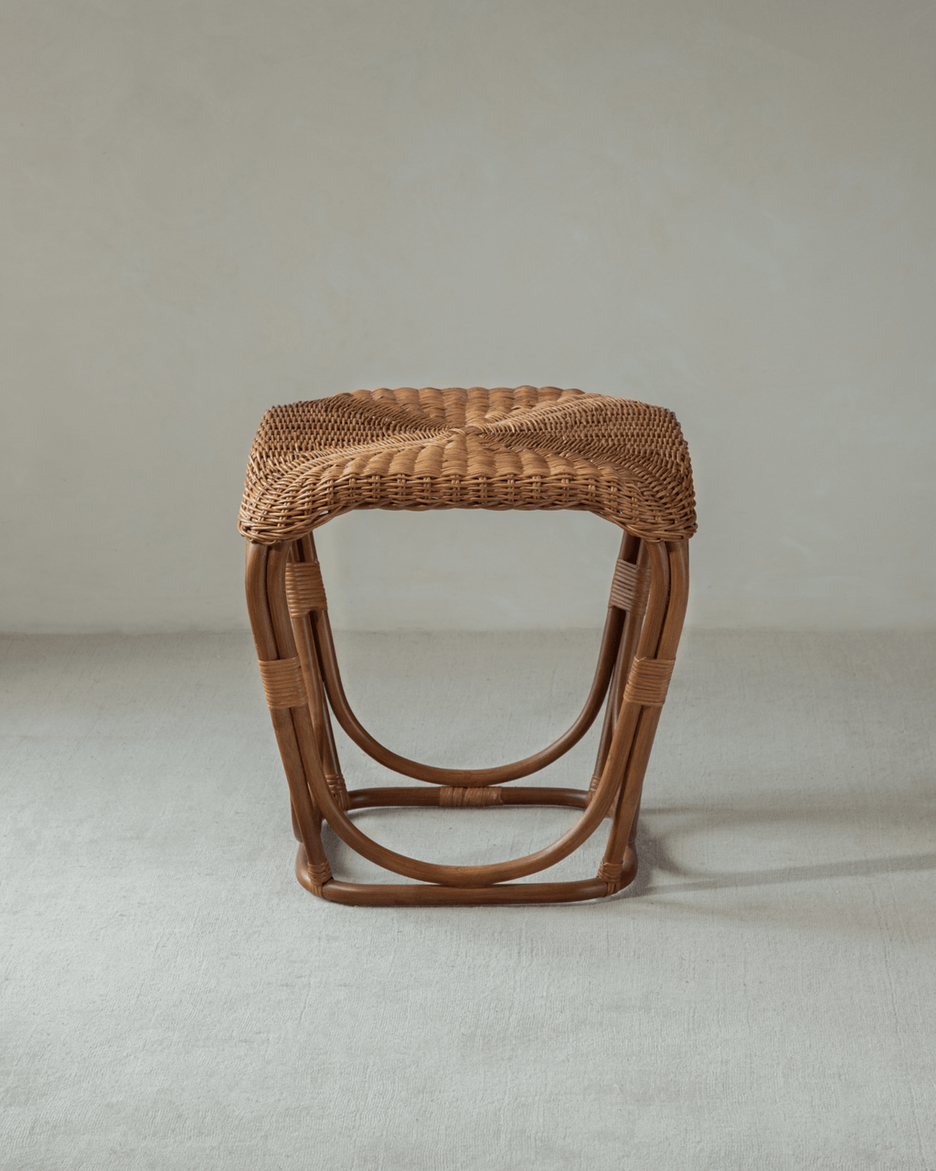 Table d'appoint en rotin Pinecone
