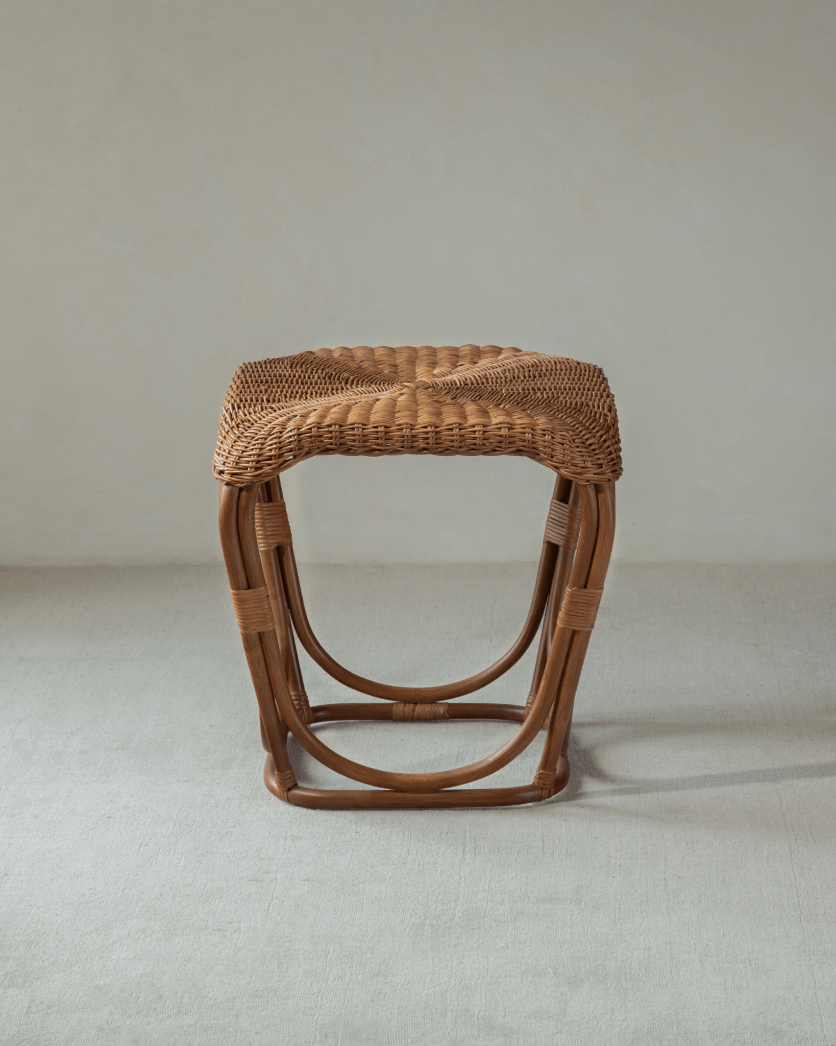 Table d'appoint en rotin Pinecone