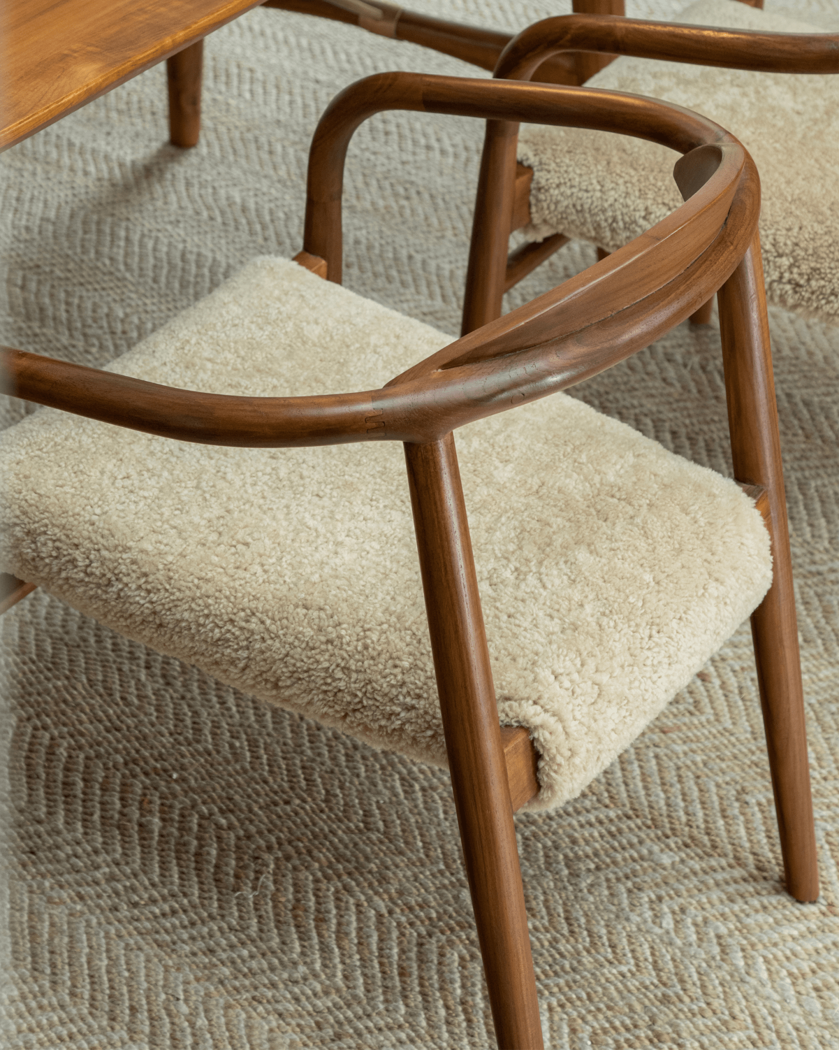 Chaise Crescent en peau de mouton