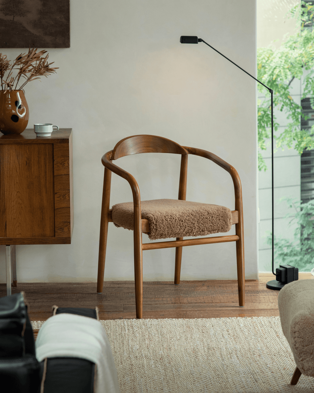 Chaise Crescent en peau de mouton