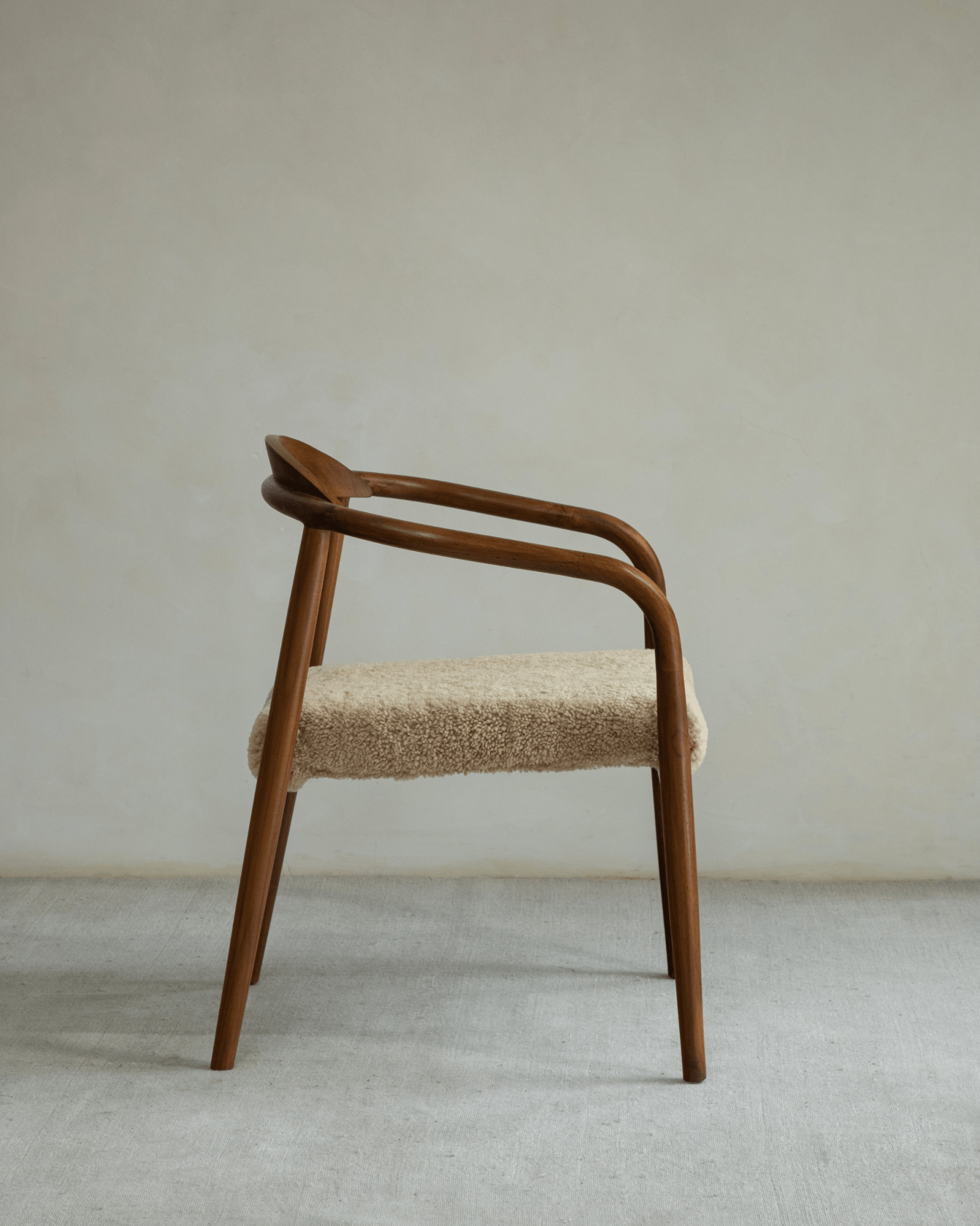Chaise Crescent en peau de mouton