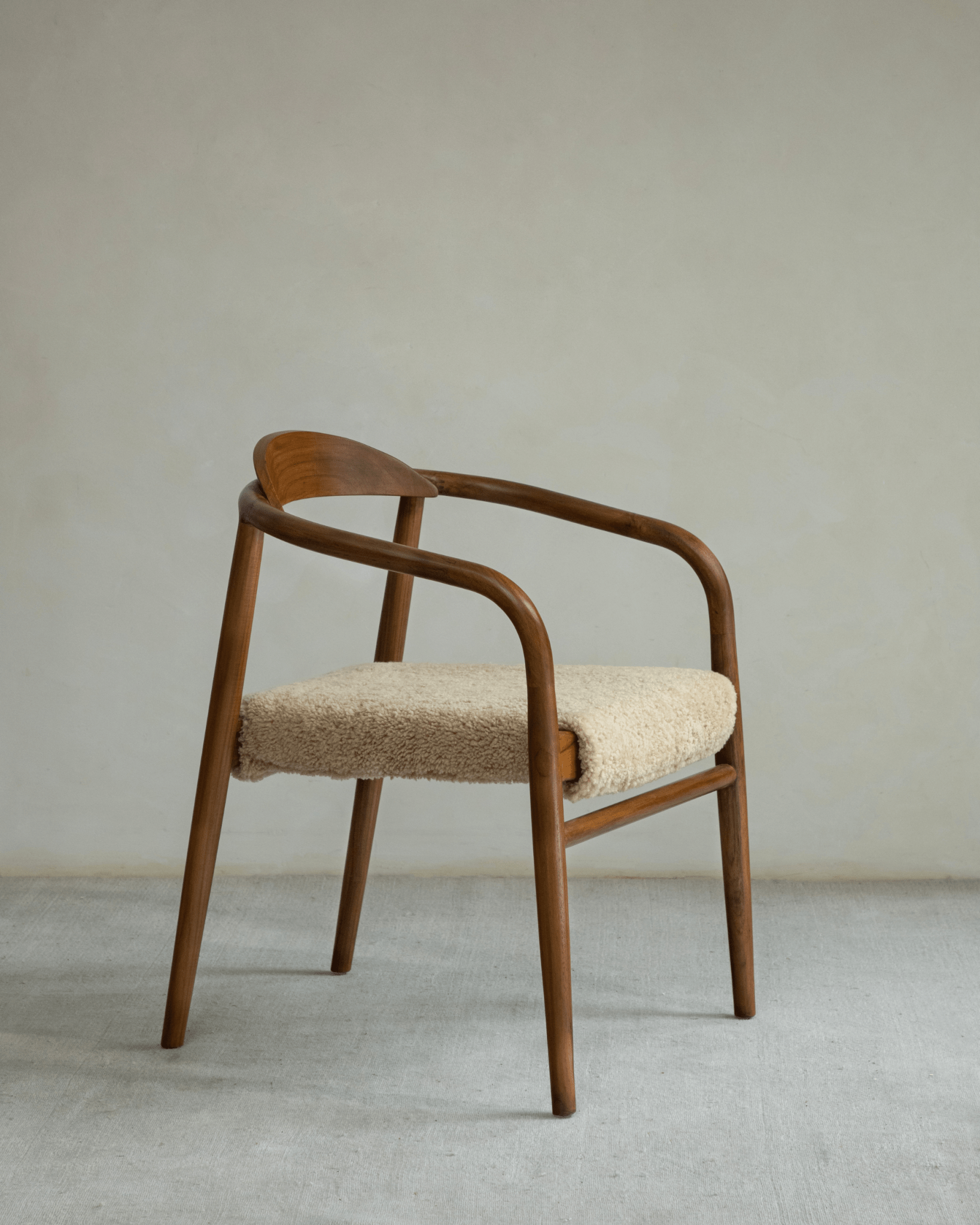 Chaise Crescent en peau de mouton