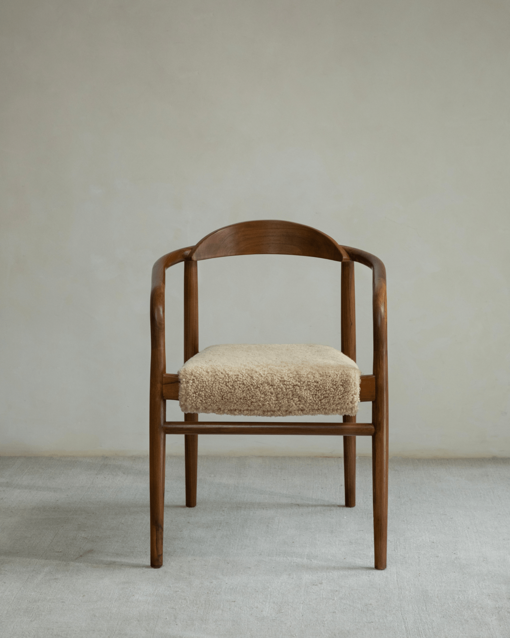 Chaise Crescent en peau de mouton