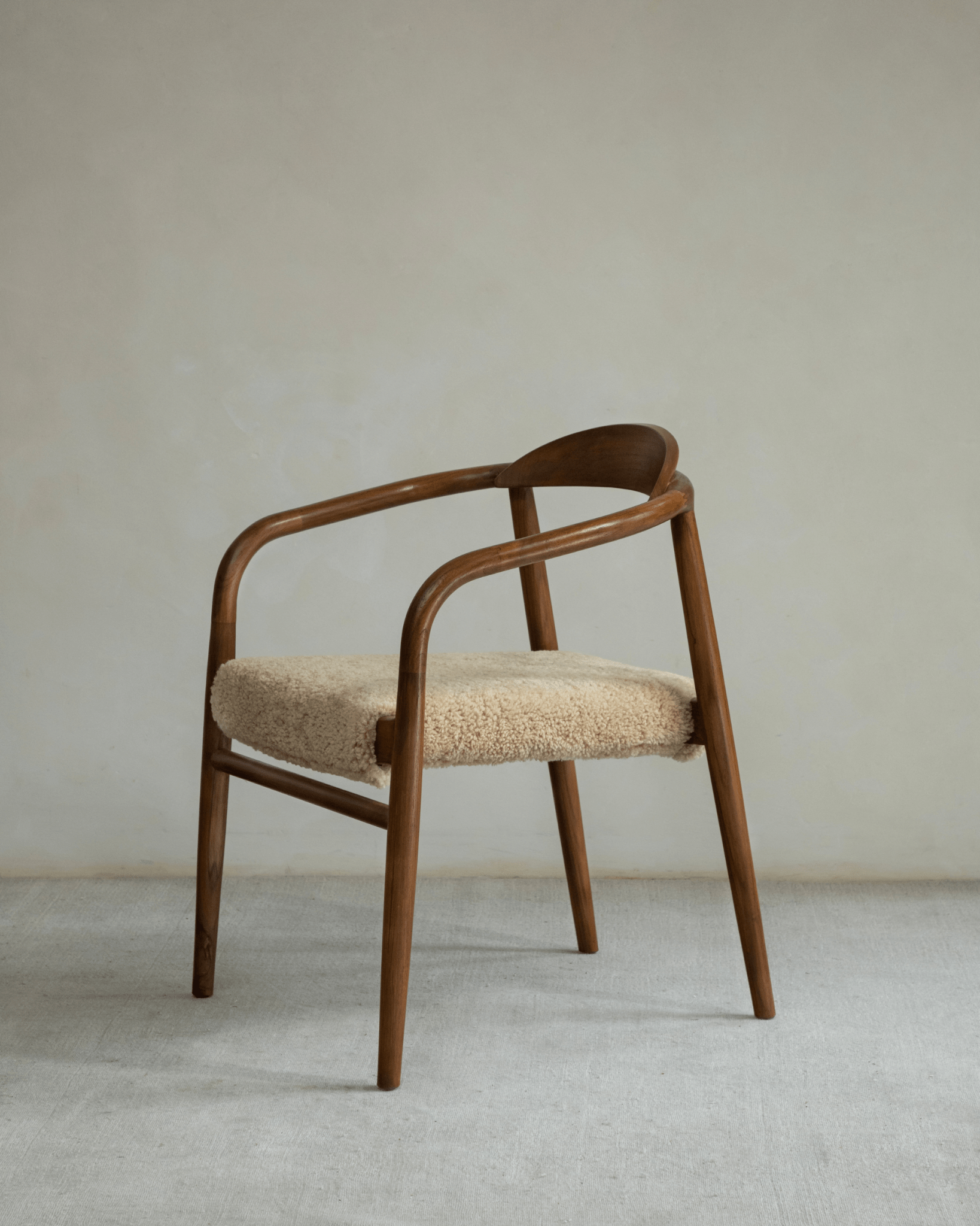 Chaise Crescent en peau de mouton