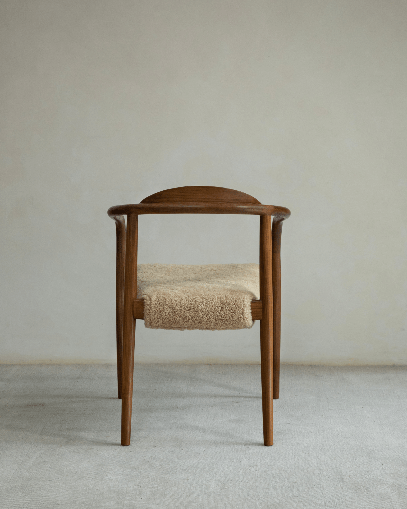 Chaise Crescent en peau de mouton