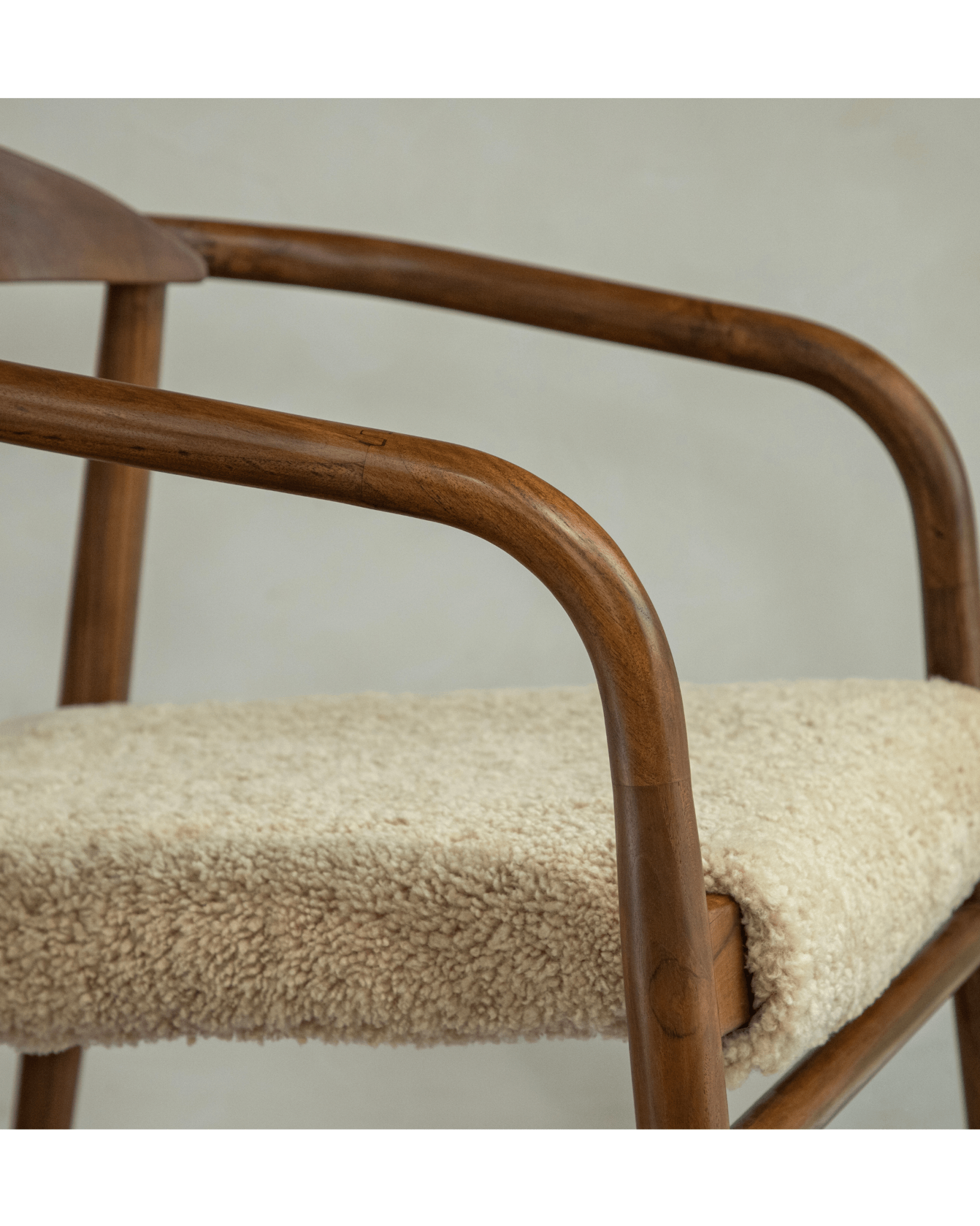 Chaise Crescent en peau de mouton