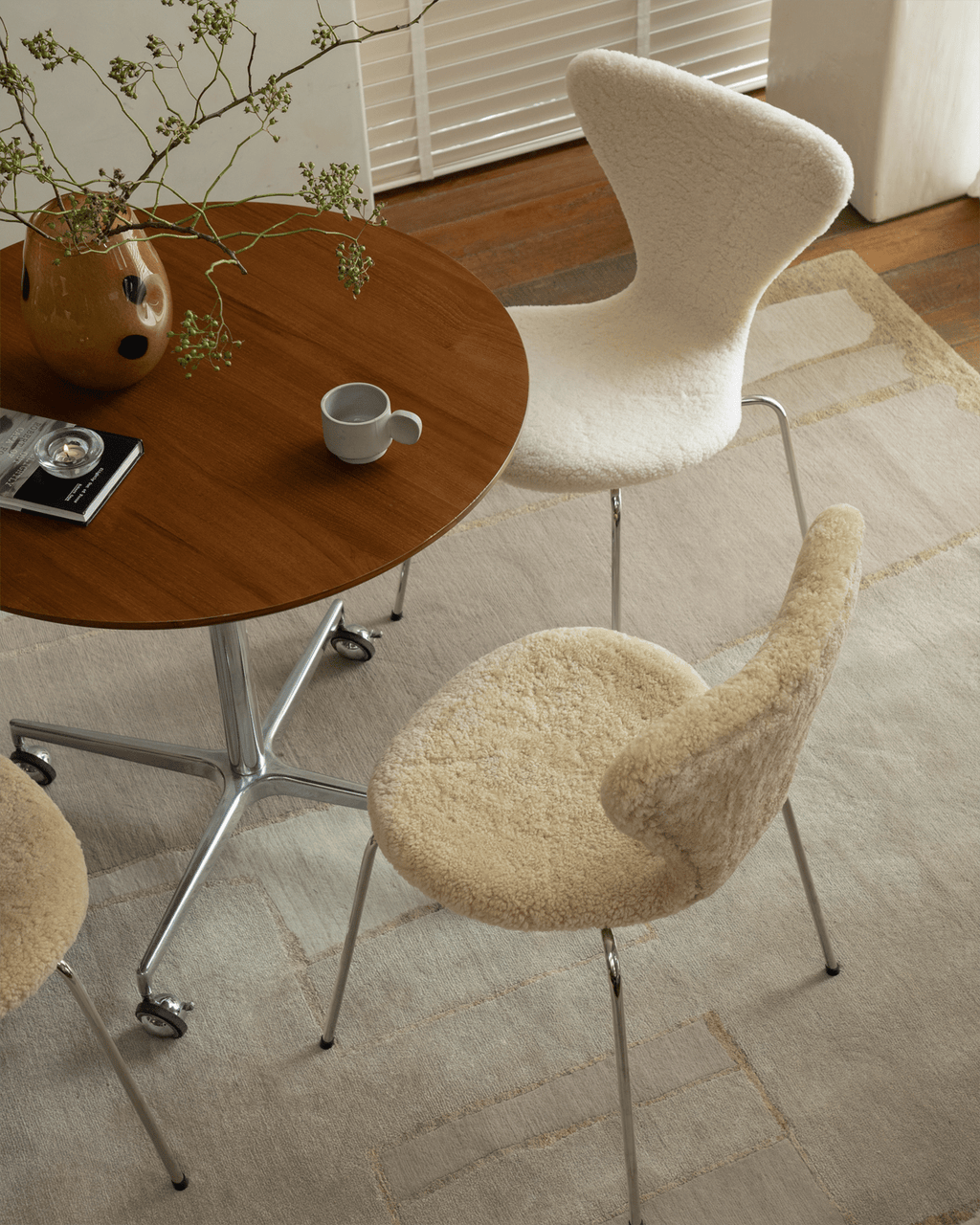 Chaise en peau de mouton Pietra